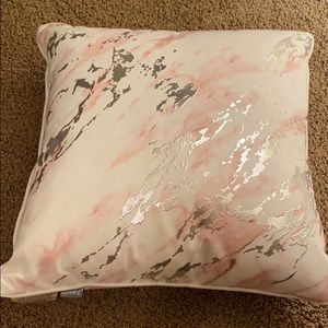 Dormify pink marble pillow